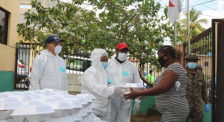 Las mujeres que no trabajan por cuidar a sus familias en la pandemia de COVID-19 precisan un ingreso básico